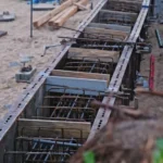 cofraj si armatura din fier beton pentru fundatie pe santier