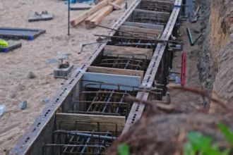 cofraj si armatura din fier beton pentru fundatie pe santier