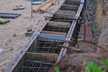 cofraj si armatura din fier beton pentru fundatie pe santier