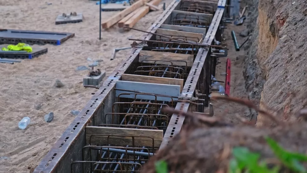 cofraj si armatura din fier beton pentru fundatie pe santier