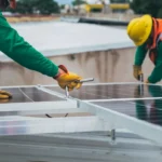 electricieni-care-monteaza-panouri-fotovoltaice