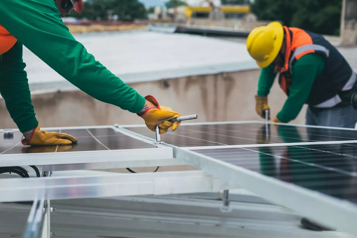 electricieni-care-monteaza-panouri-fotovoltaice
