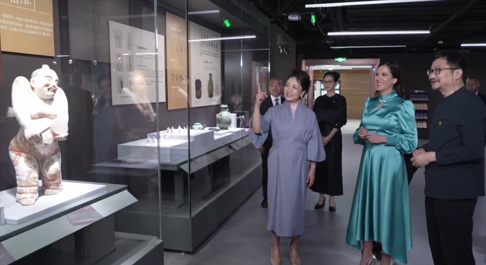 Peng Liyuan și Tamara Vucic au vizitat Academia de Dans din Beijing