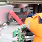 un-electrician-lucreaza-la-un-tablou-electric-exterior