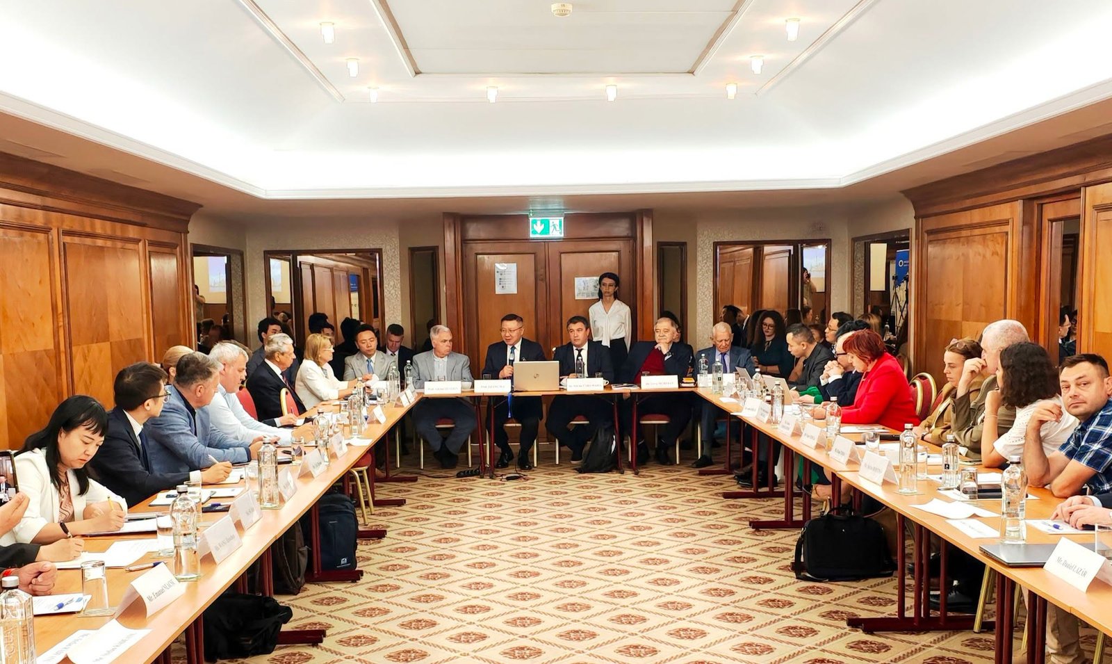 Renumitul Profesor Zhang Weiwei a explicat la București conceptul “Modernizarea în stil chinezesc și impactul său global”