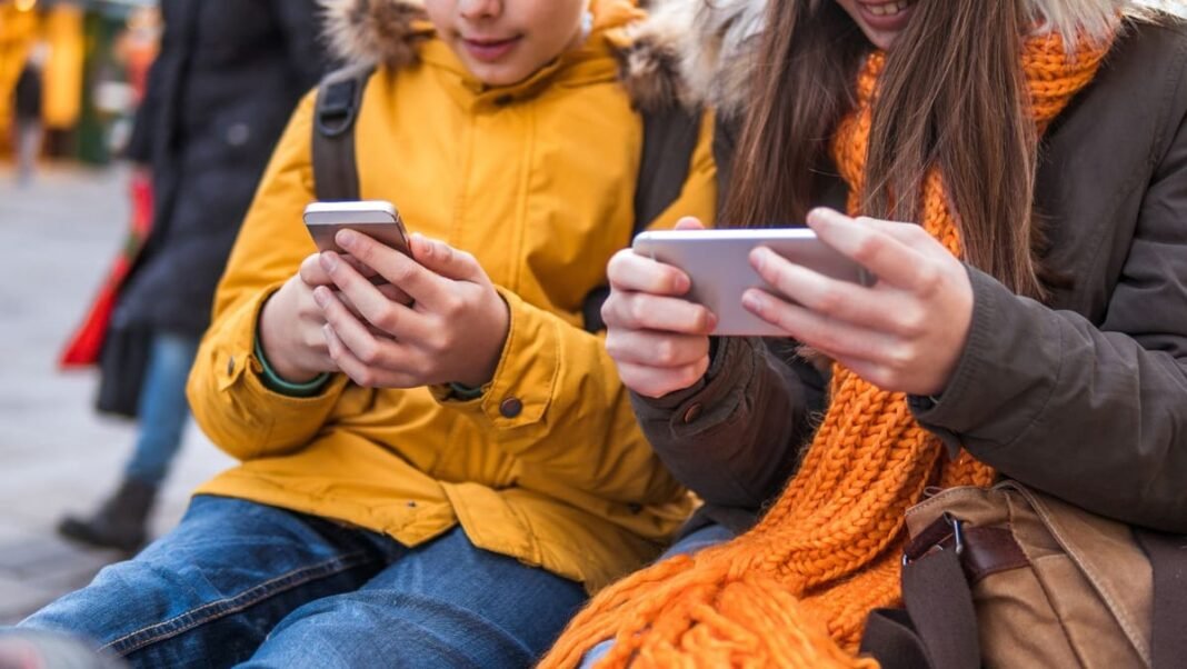 Emiratele Arabe Unite blochează accesul copiilor la reţelele sociale