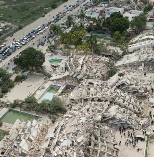 Miracol printre dărâmături: un băiat de 11 ani a fost găsit în viaţă la trei zile după seismele din Venezuela