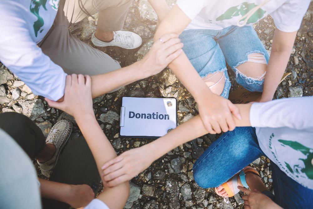 1 din 2 români a donat pentru o cauză socială în ultimul an, iar cele mai populare cauze sunt legate de sănătatea și educația copiilor