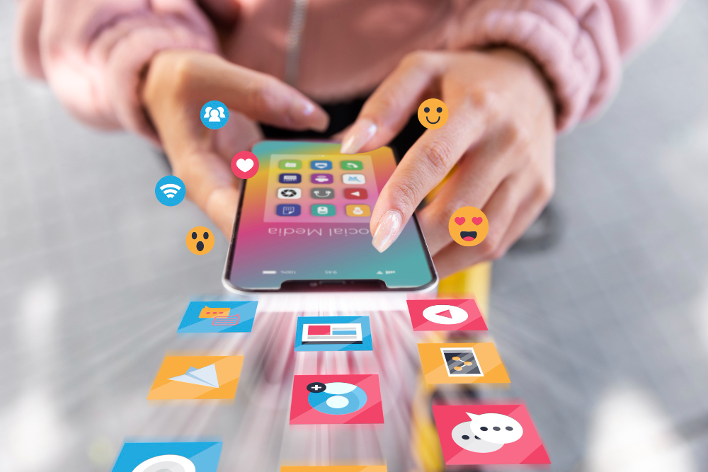Smartphone și social media, de la utilitate la dependență și manipulare