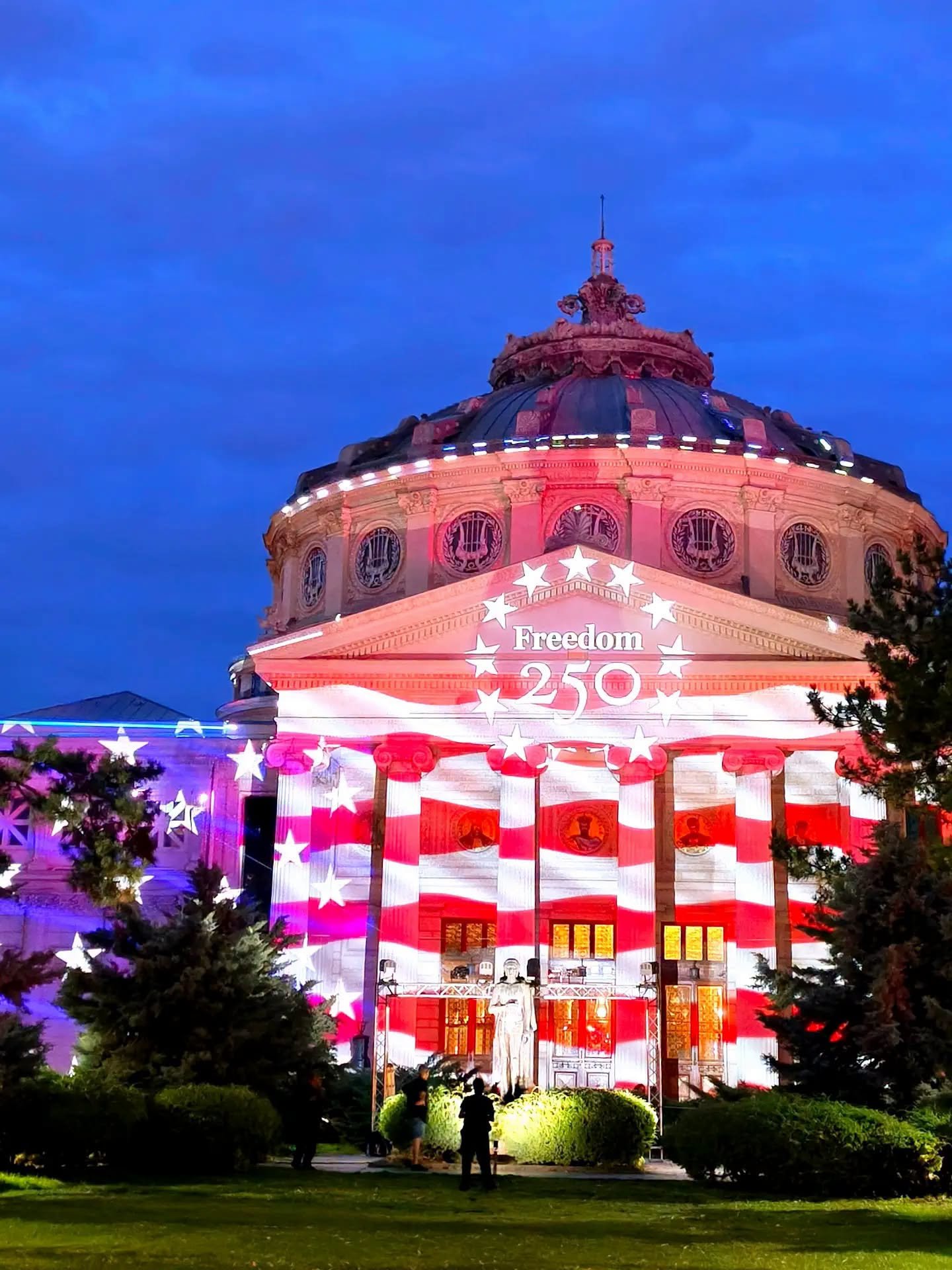Bucureștiul, iluminat în roșu, alb și albastru pentru #Freedom250