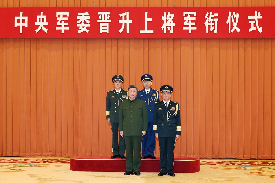 Xi Jinping a înmânat ordine de înaintare a doi ofițeri la gradul de general