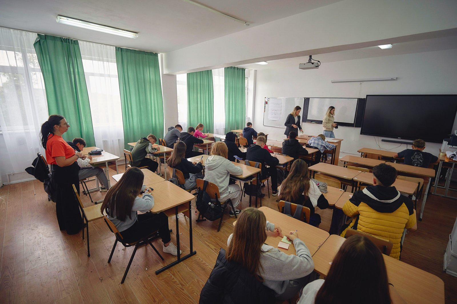 Evaluarea Națională 2026: Tranziția către liceu, punctul critic al abandonului școlar