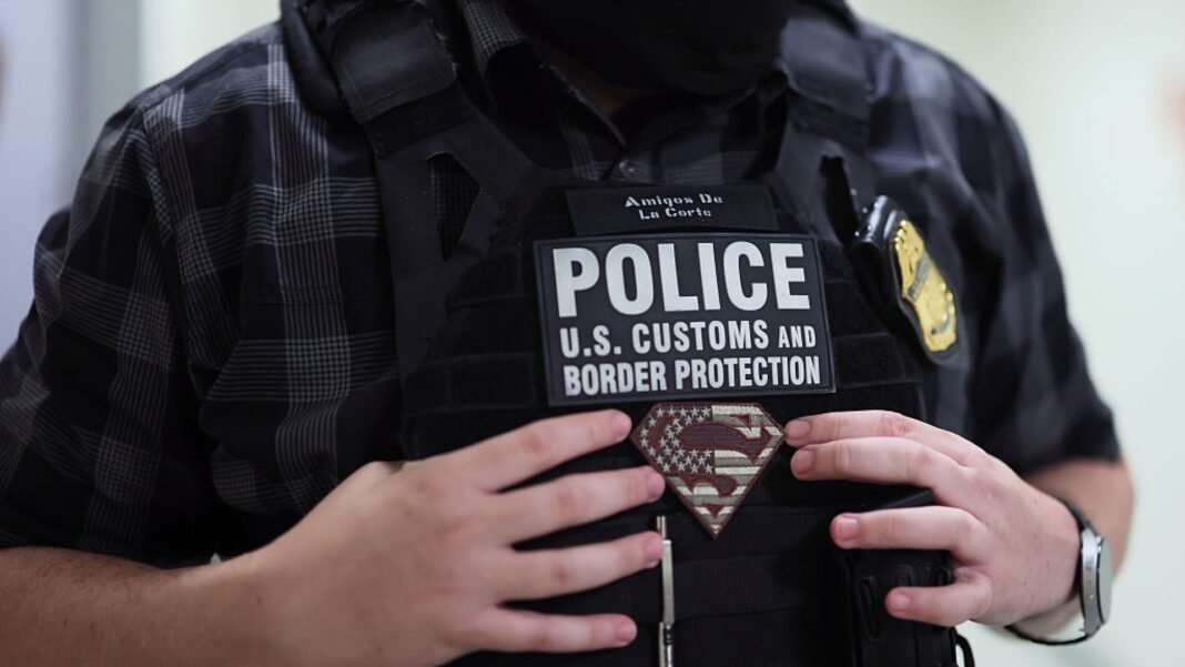 Administrația Trump suspendă majoritatea controalelor ICE în trafic, după ce doi migranți au fost împușcaţi mortal de agenţi