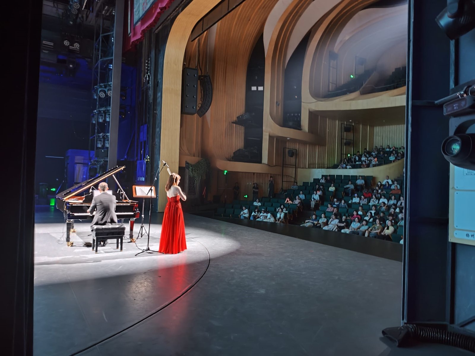 Valori românești reprezentate cu succes la nivel internațional: violonista Diana Jipa și pianistul Ștefan Doniga au susținut un turneu dedicat lui George Enescu în patru orașe din China