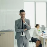 Schimbarea de carieră nu începe cu un plan perfect, ci cu o identitate care are nevoie de timp