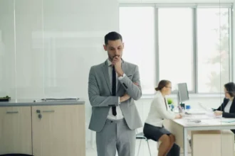 Schimbarea de carieră nu începe cu un plan perfect, ci cu o identitate care are nevoie de timp
