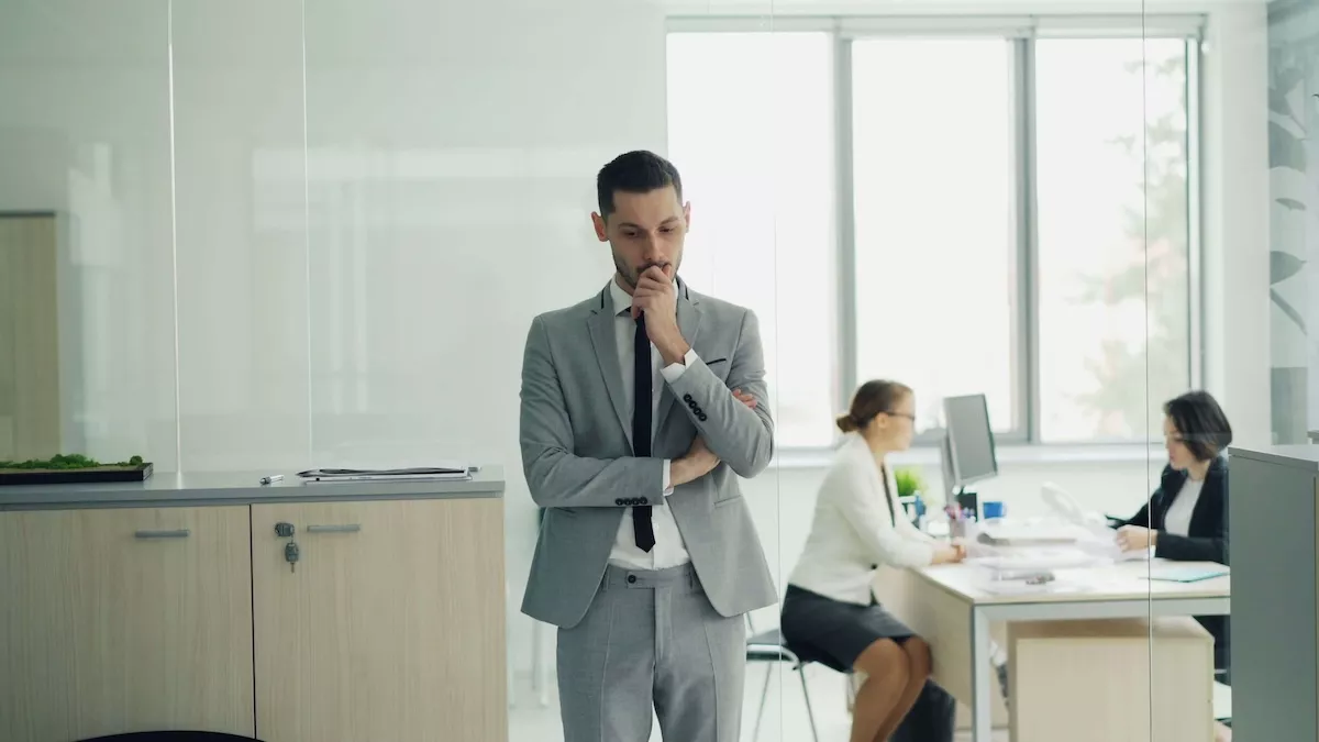Schimbarea de carieră nu începe cu un plan perfect, ci cu o identitate care are nevoie de timp