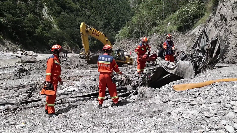 Xi Jinping a prezidat o ședință a conducerii PCC privind operațiunile de salvare din județul Gyirong, Xizang