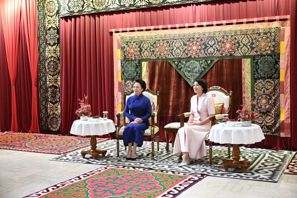 Peng Liyuan și Aigul Japarova, vizită la Muzeul Național de Istorie a Kârgâzstanului
