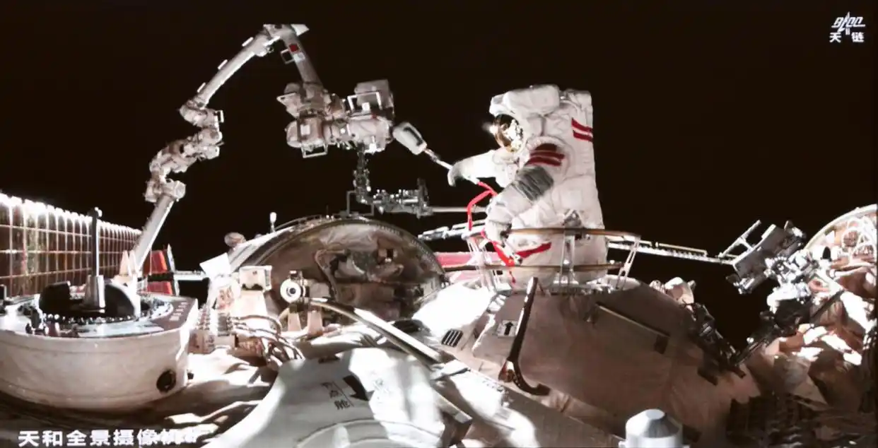 Echipajul misiunii Shenzhou-23 a încheiat cu succes o activitate extravehiculară