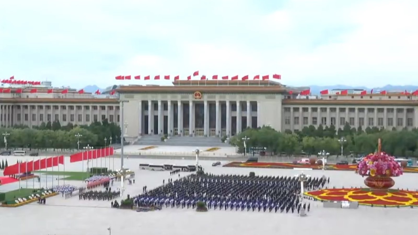Ceremonie de depunere a coșurilor de flori în cinstea eroilor, în Piața Tian’anmen din Beijing