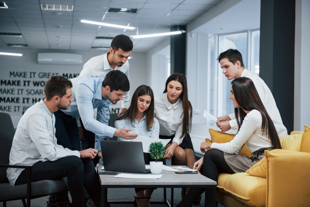 România își „exportă” viitorul: aproape 30% dintre tineri declară că intenționează să plece din țară pentru muncă sau studii în următoarele 12 luni