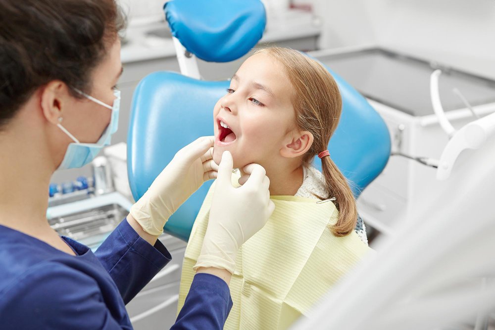 Studiu: Copiii cu probleme dentare netratate lipsesc de aproape trei ori mai mult de la școală și au note mai mici