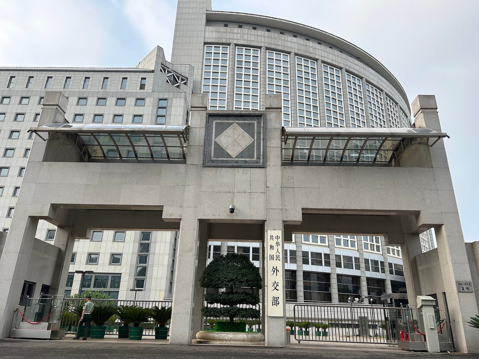 Beijingul cere Japoniei sancțiuni ferme împotriva ofițerului care a pătruns înarmat în Ambasada Chinei la Tokyo