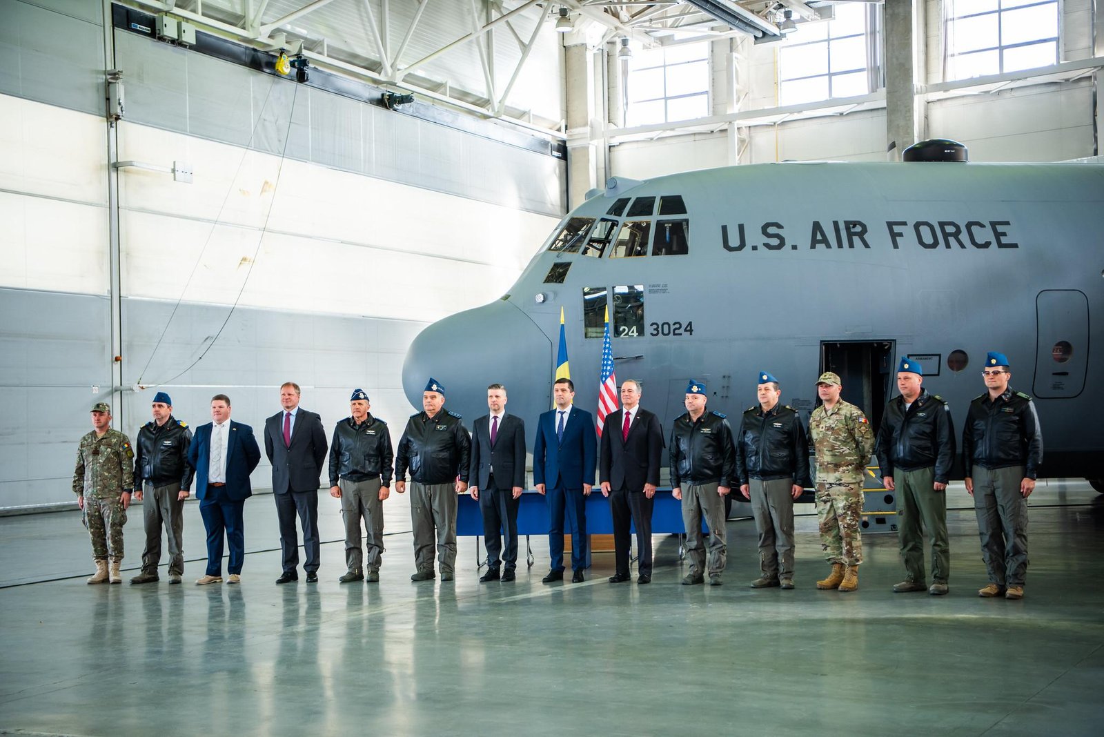 SUA și România marchează 30 de ani de Parteneriat Strategic prin livrarea unei aeronave C-130