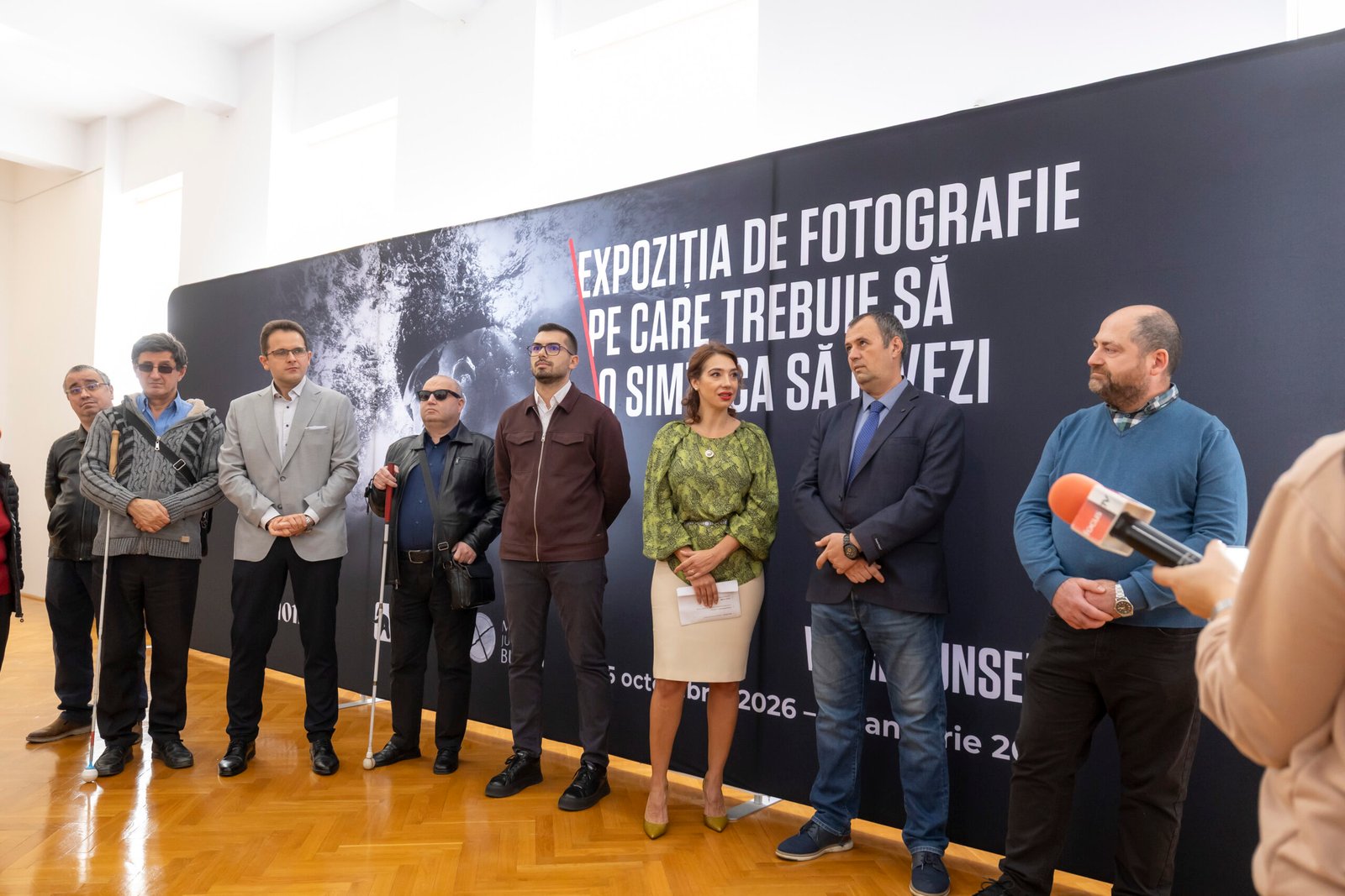 Fotografii care pot fi atinse și ascultate: „World Unseen” s-a deschis la Buzău chiar de Ziua Internațională a Nevăzătorilor
